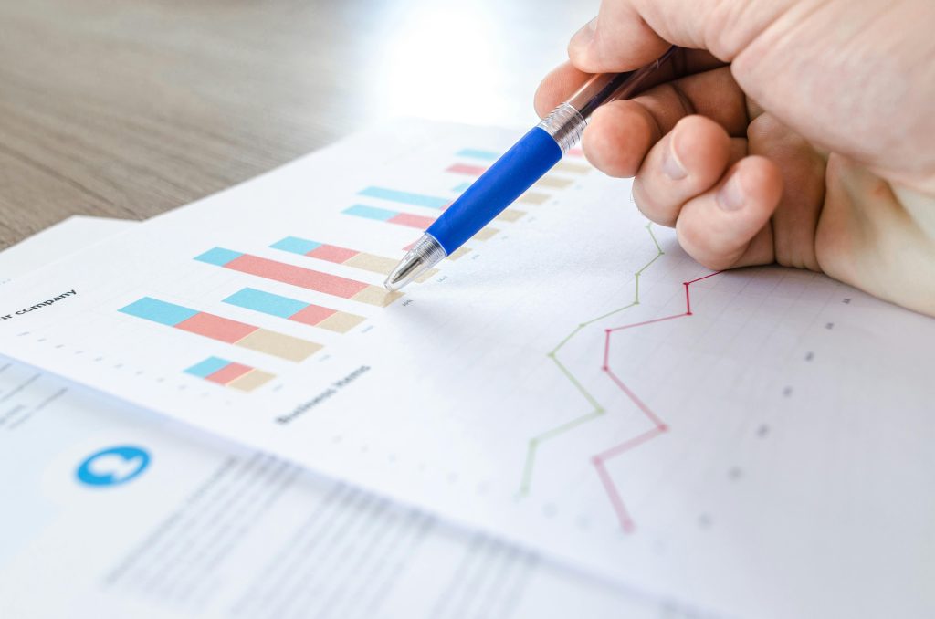 stylo qui pointe sur un diagramme financier et budgétaire